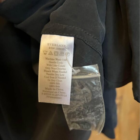 Everlane washable silk blouse - Picture 4 of 4